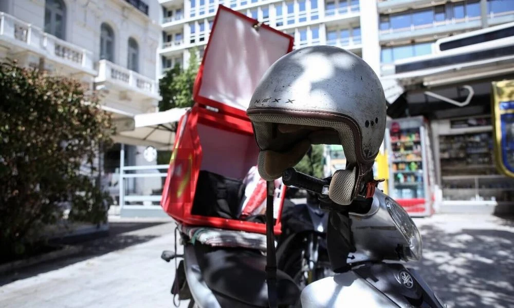 Συγκλονιστική μαρτυρία διανομέα: «Άργησα να παραδώσω μια παραγγελία και μου πέταξαν την σοκολάτα στο κεφάλι»
